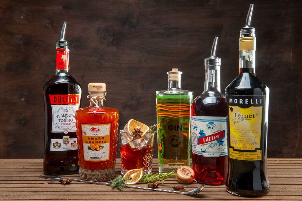 Selezione bottiglie Aperitivo 1911 e altri liquori Morelli su tavolo legno