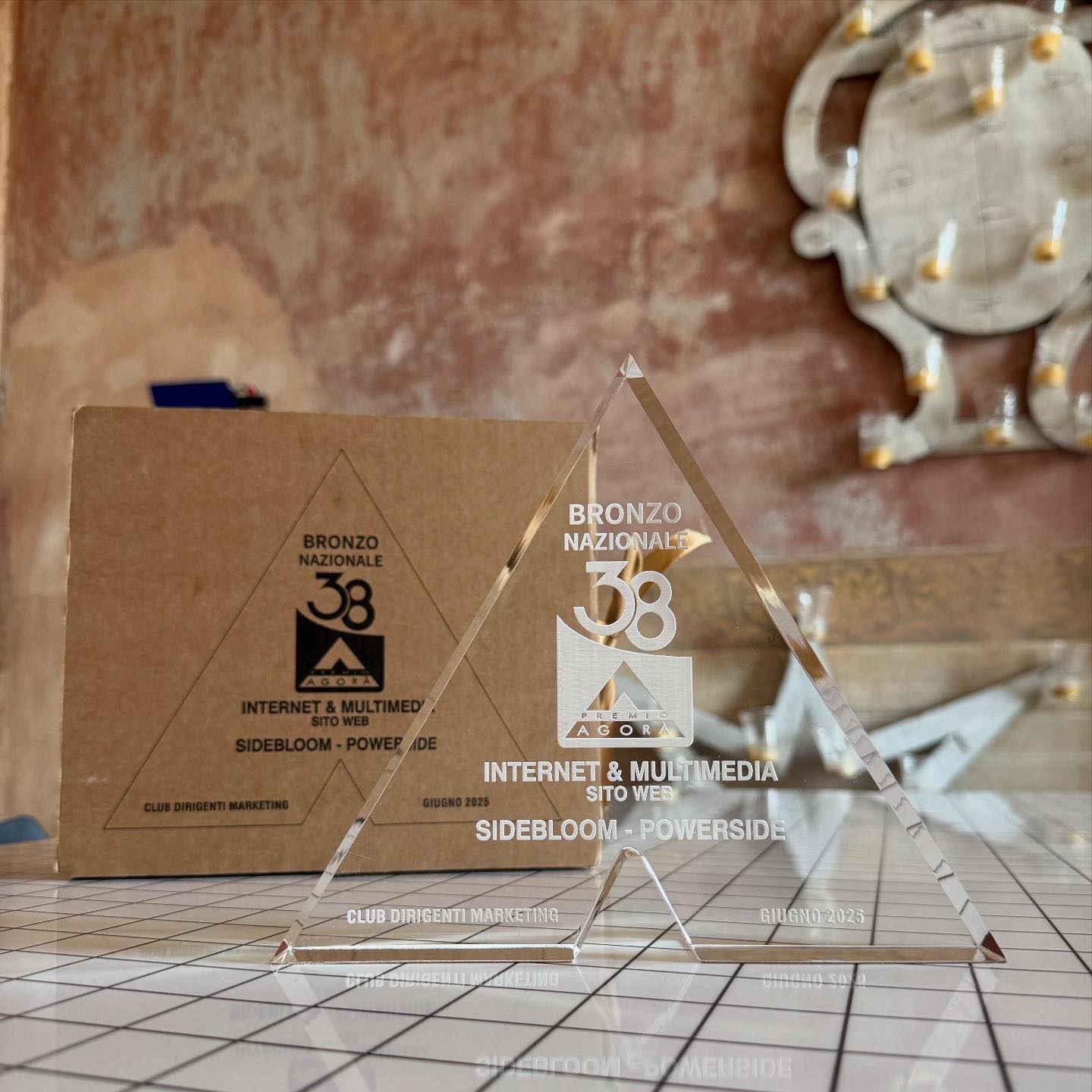 Fotografia del premio Agorà di bronzo.