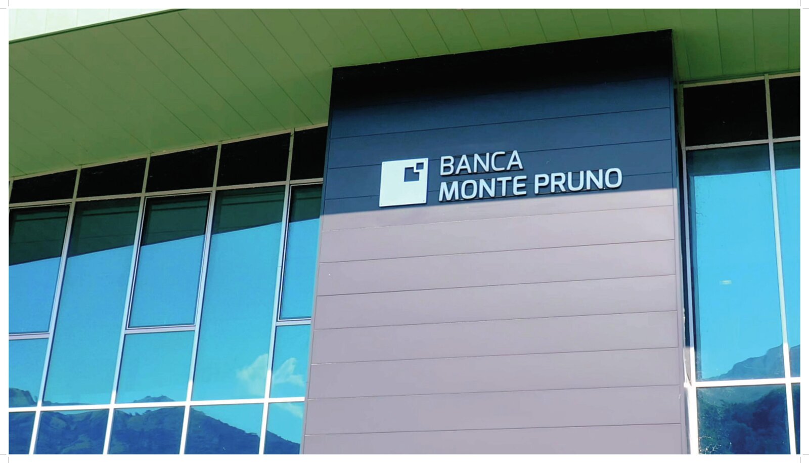 Sede Banca Monte Pruno, insegna esterna con logo aziendale