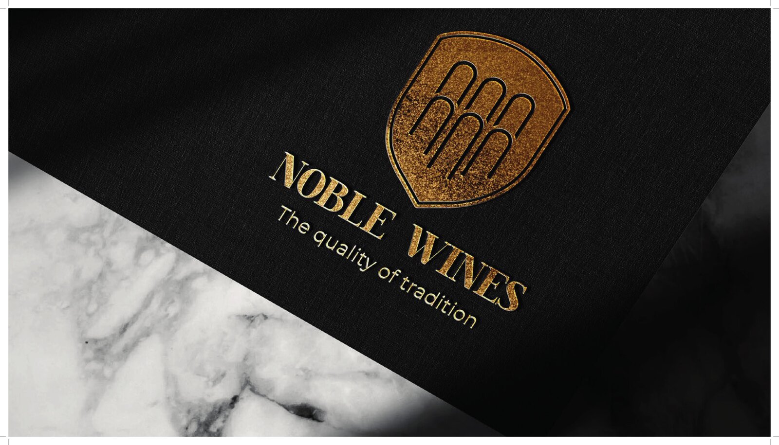 Mockup logo Noble Wines dorato su carta nera, packaging premium wine