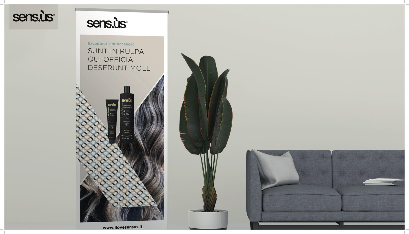 Roll-up espositore Sensùs in showroom con divano grigio e pianta