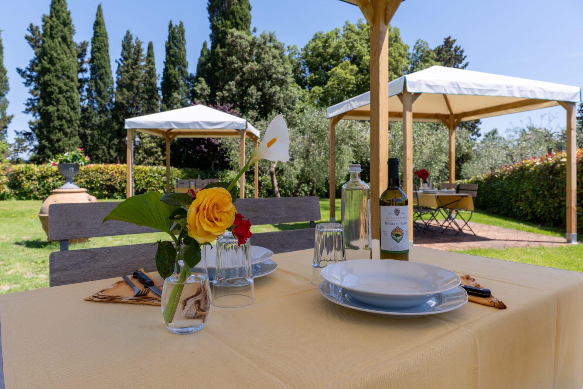 Tavola apparecchiata nel giardino di Tenuta I Mandorli