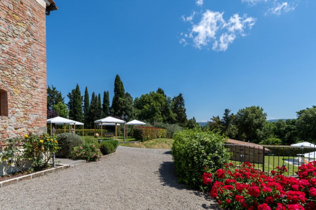 Vialetto fiorito e piscina di Tenuta I Mandorli in Toscana
