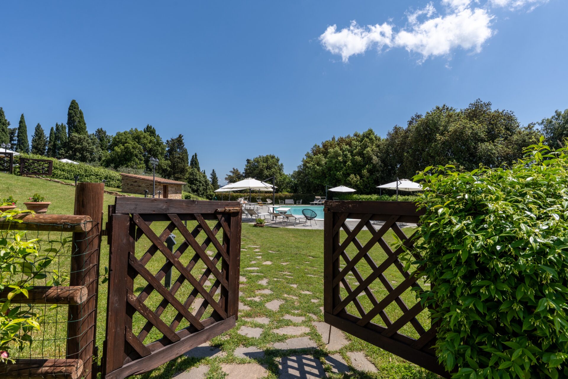 Ingresso al giardino e alla piscina di Tenuta I Mandorli