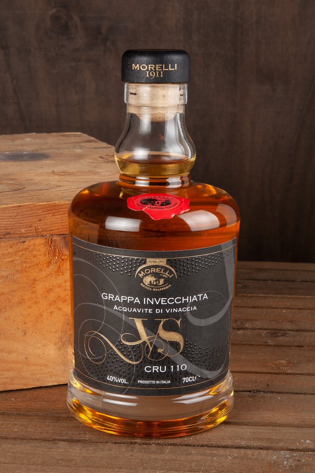 Bottiglia di Grappa VS Cru 110 Morelli su legno